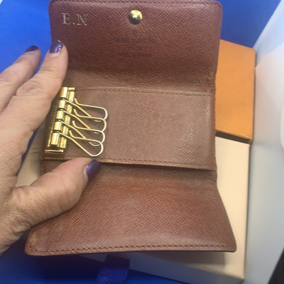 💕 Louis Vuitton Monogram signature design LV Logo 6 key holder - Picture 7 of 8